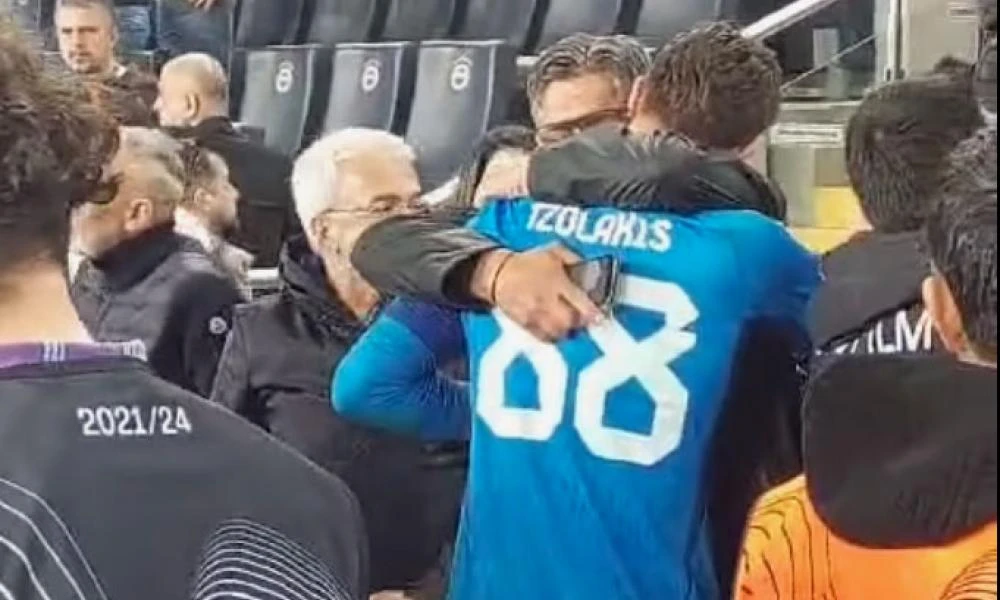 Συγκινητική στιγμή: O Τζολάκης αγκαλιάζει τον πατέρα του μετά την πρόκριση του Ολυμπιακού στην Πόλη